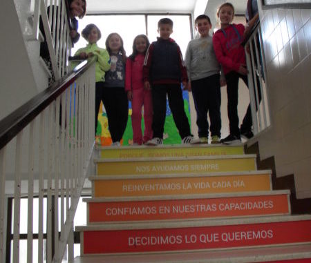 imagen de las escaleras del centro con las frases mencionadas