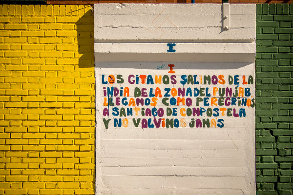 Texto en una pared del centro sobre el origen indio del pueblo gitano
