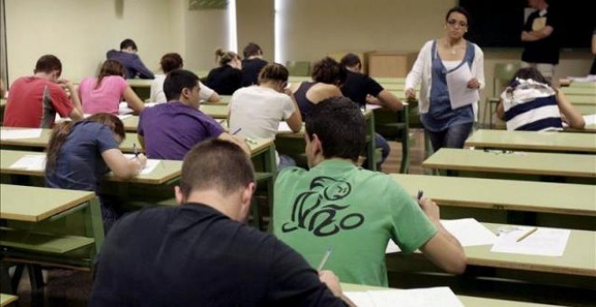 jóvenes en un aula haciendo un examen