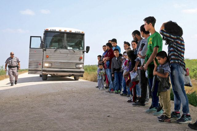 Imagen de un grupo de menores que van a subir a un autobús