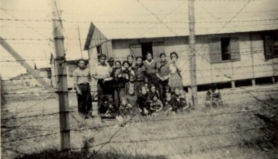Prisioneros en el campo de Montreuil-Bellay en 1944. La imagen pertenece a la colección de Jacques Sigot, publicada en la web de Kkris Mirror.