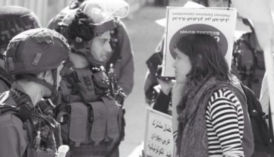Foto de joven manifestante charlando con soldados