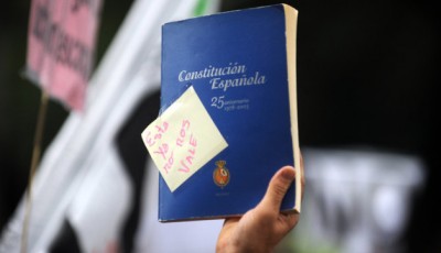 Ejemplar de la Constitución en la mano de una persona