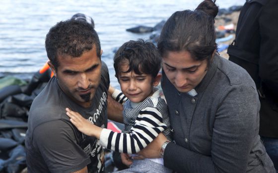 imagen de una pareja de refugiados con un niño