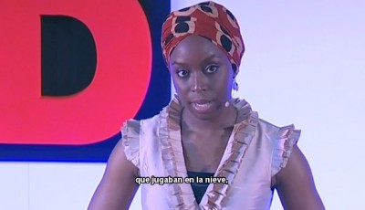 Imagen de la charla TED de la novelista Chimamanda Adichie