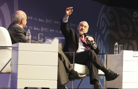 Imagen de Stiglitz durante su conferencia