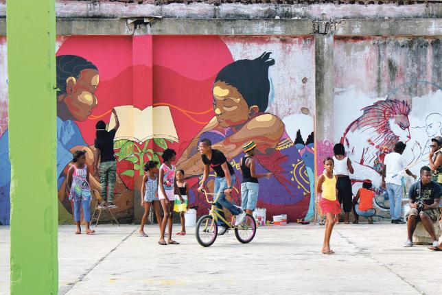Imagen de unos jóvenes con bicicletas en Jamaica