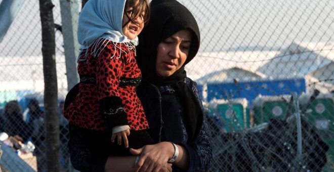imagen de una mujer refugiada con una niña