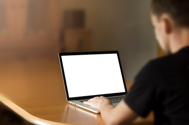 foto de una persona trabajando en un ordenador