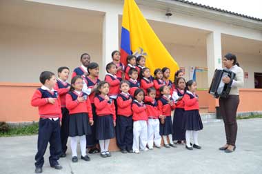 Imagen de un grupo de niños cantando