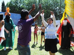 Imagen de unos jóvenes indígenas danzando