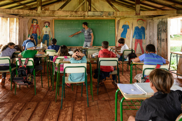 Imagen de un grupo de niños en una clase 