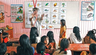 Imagen de un joven indígena en una clase