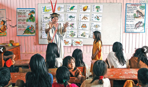 Imagen de un joven indÃ­gena en una clase