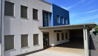 Imagen de la fachada y entrada de una ikastola