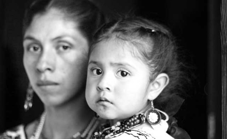 Imagen de una indígena con un bebé