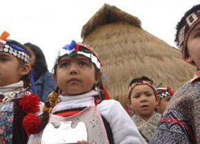 imagen de unos nenes mapuches