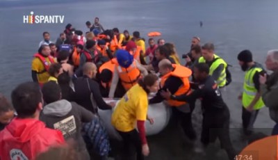 fotograma de un vídeo de la página, una lancha con refugiados
