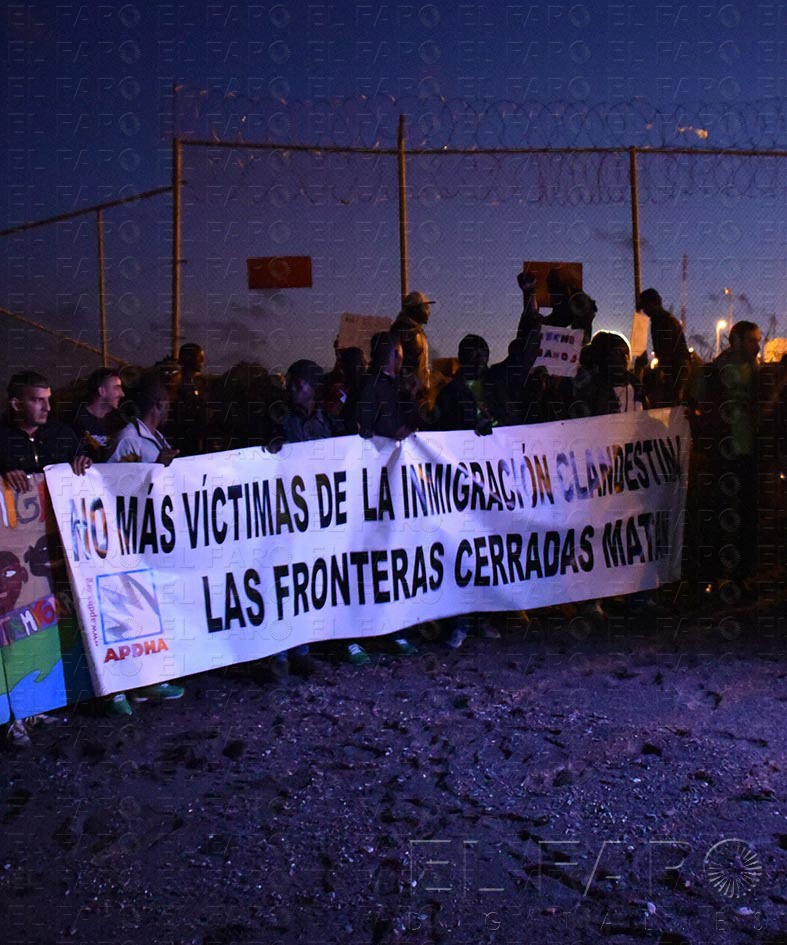Un grupo de personas con una pancarta a favor de la inmigración