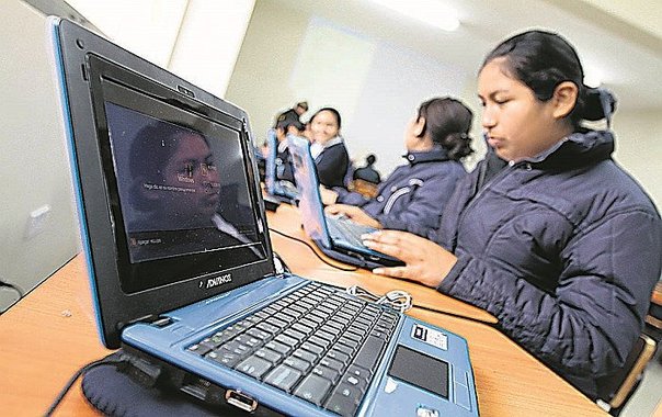imagen de una niña ante un ordenador