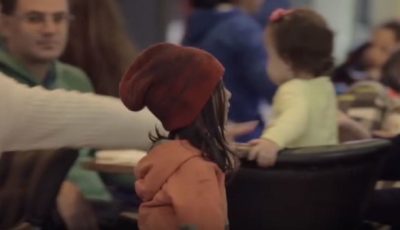 Fotograma del vídeo en el que aparece la niña