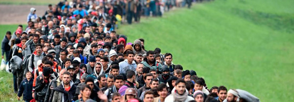 columna interminable de personas refugiadas por una carretera