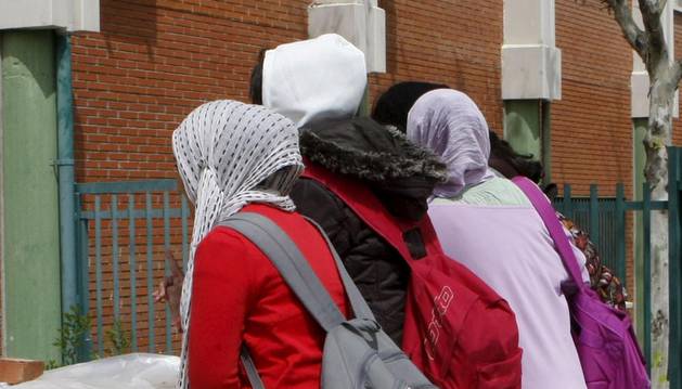 Imagen de tres jóvenes con velo islámico
