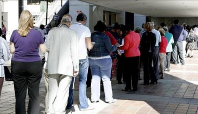 Una fila de personas esperando para votar