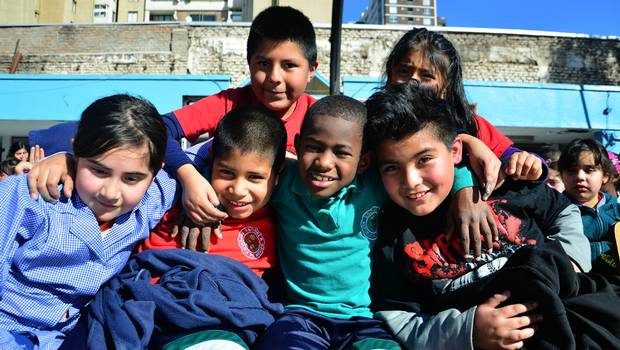 grupo de niños de un colegio chileno
