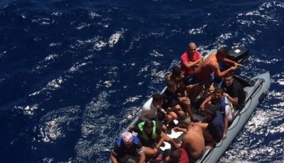 Imagen de una barcaza de inmigrantes