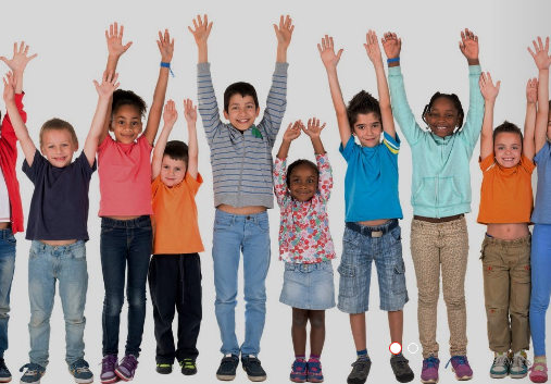 grupo de niños con los brazos levantados