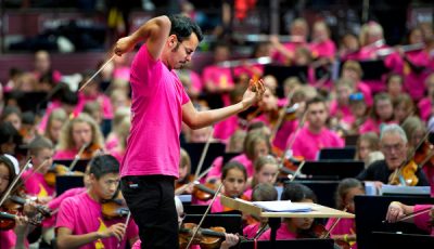 Imagen de Ron Álvarez dirigiendo una orquesta