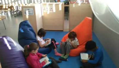 Grupo de niños sentados escribiendo