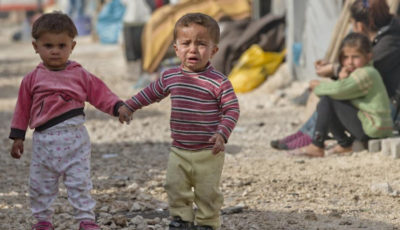 dos niños sirios en un campamento