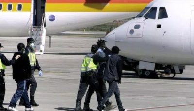 Imagen de unos inmigrantes obligados a subir a un avión