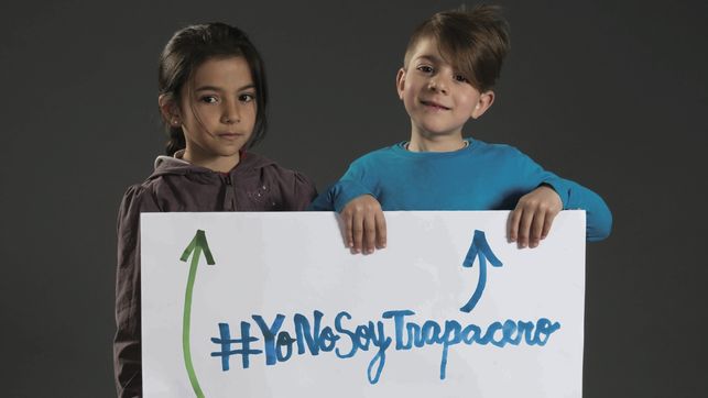 dos niños gitanos sujetando el cartel #yonosoytrapacero