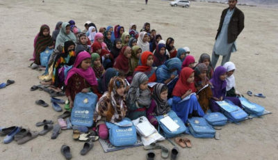 grupo de niñas refugiadas sentadas en el suelo