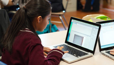 Una niña usando un ordenador