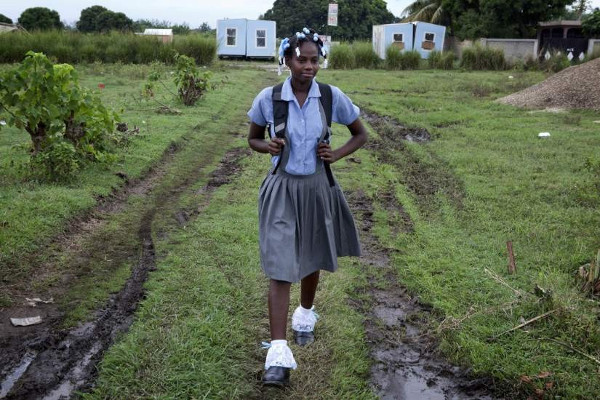 Una joven africana con uniforme de colegio