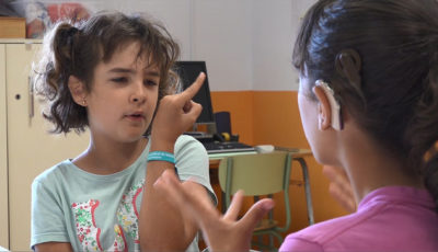 dos alumnas hablando en lenguaje de signos