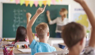 un niño levanta la mano en clase