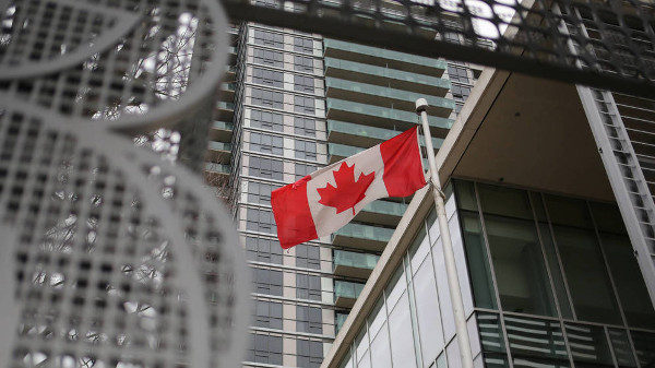 Un edificio con la bandera de Canadá