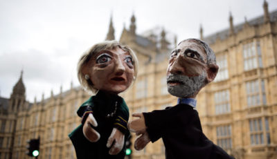 Muñecos simbolizando a May y Corbyn