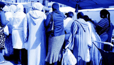imagen de un grupo de mujeres con hijab en un mercado