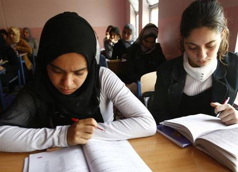 dos niñas en clase, una con hijab
