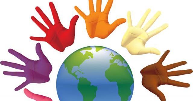 Una imagen en colores del mundo y manos de colores