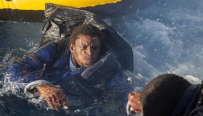 imagen de un hombre inmigrante en el agua
