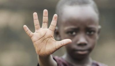 imagen de un joven de color con la mano en gesto de parar