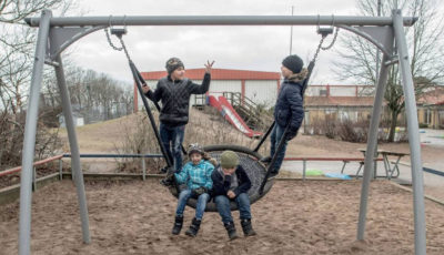 imagen de tres niños refugiados en un campamento sueco