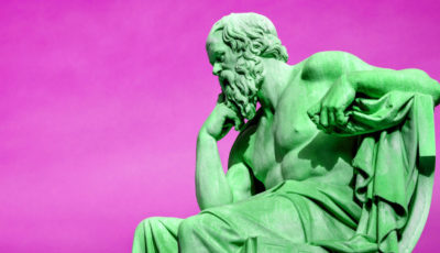 Estatua de Sócrates con fondo rosa fucsia